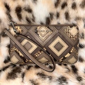 RARE Michael Kors Daniela patchwork leather wristlet -EUC-